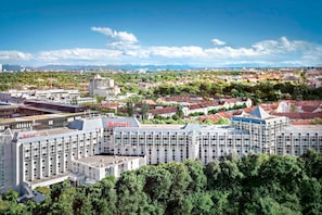 Experience the urban retreat at this Marriott hotel, set amidst lush greenery and majestic mountains.