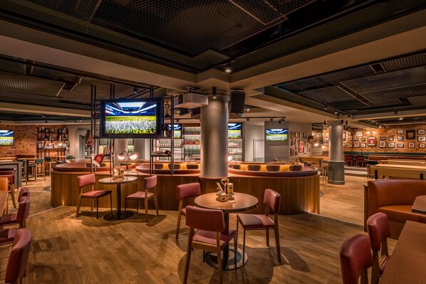 2 bars/lounges