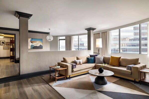 펜트하우스, 침실 2개 | 거실 공간 | 위성 채널 시청이 가능한 55인치 평면 TV, TV, 유료 영화