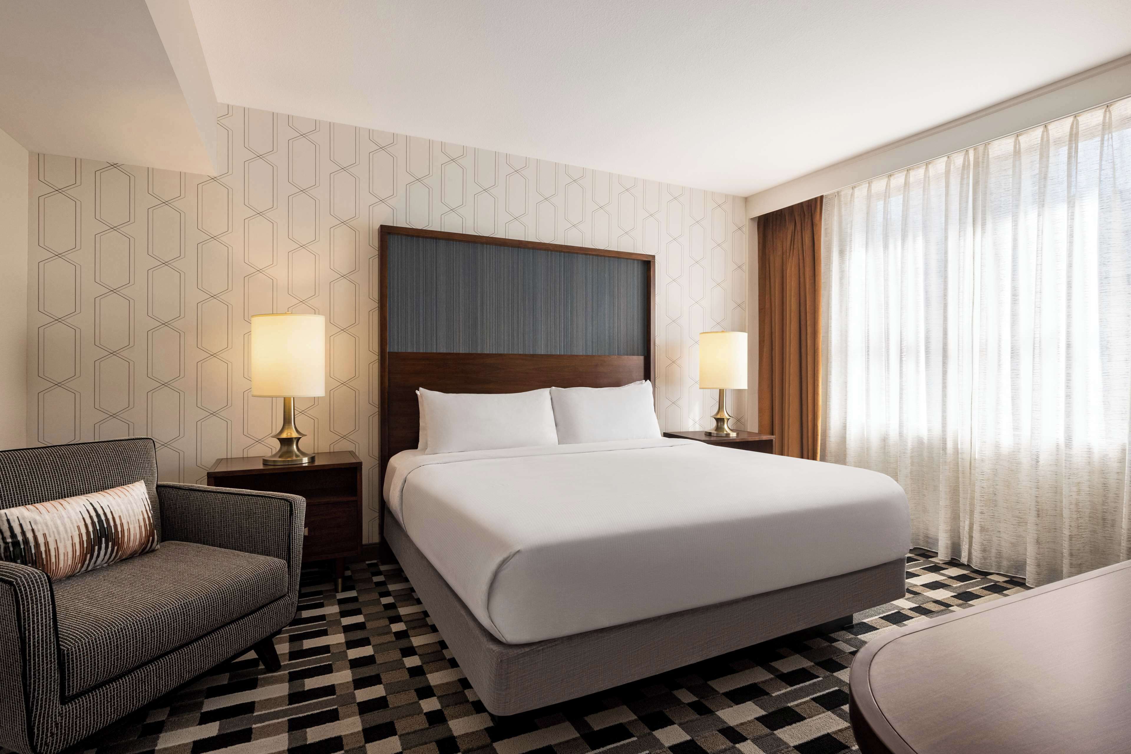 高档床上用品、客房内保险箱、办公桌、笔记本电脑工作区