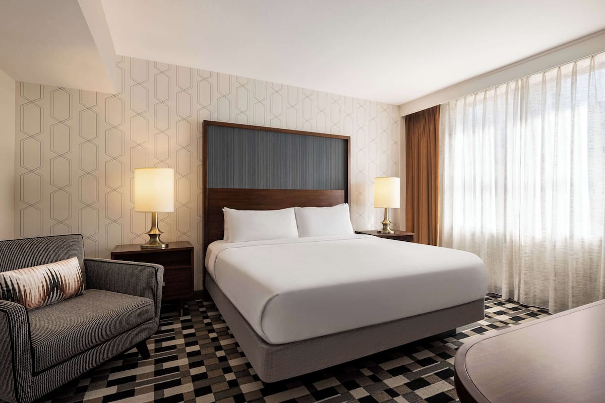 高級寢具、房內夾萬、書桌、手提電腦工作空間