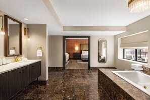 Signature suite, 1 kingsize bed, balkon | Badkamer | Designer toiletartikelen, een haardroger, handdoeken