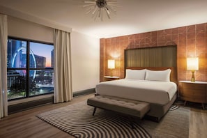 Premium bedding, in-room safe, desk, laptop workspace - The American Hotel Atlanta Downtown, Tapestry Collection by Hilton (Atlanta)