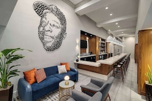 Se sirven almuerzos y cenas, cocina americana