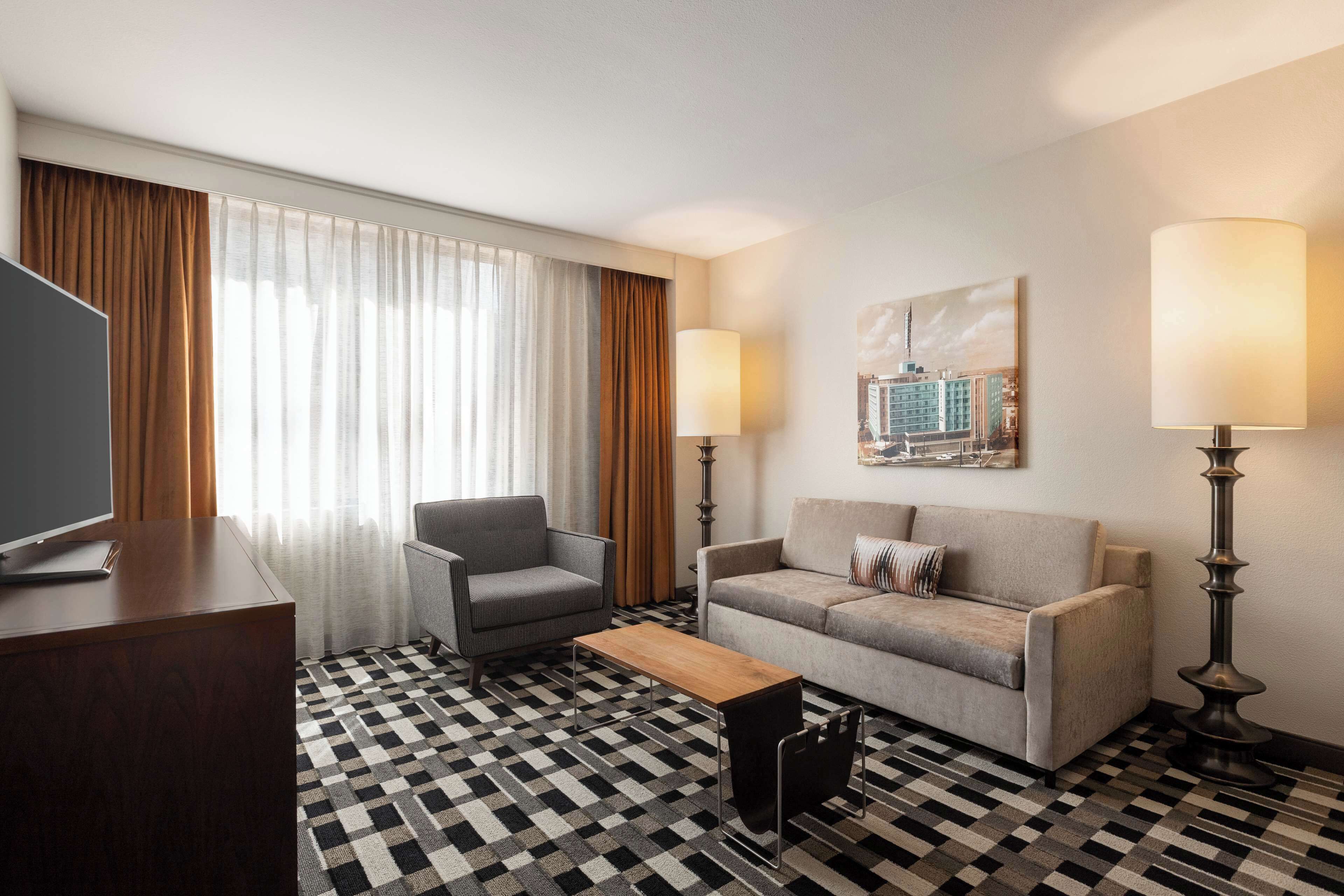 套房, 1 张特大床, 城市景观 | 起居区 | 55-英寸纯平电视（配备卫星频道）、电视、收费电影