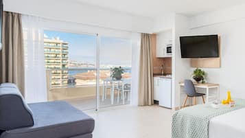 Estudio superior, terraza, vistas parciales al mar (1 person) | Escritorio, tabla de planchar con plancha, wifi gratis y ropa de cama