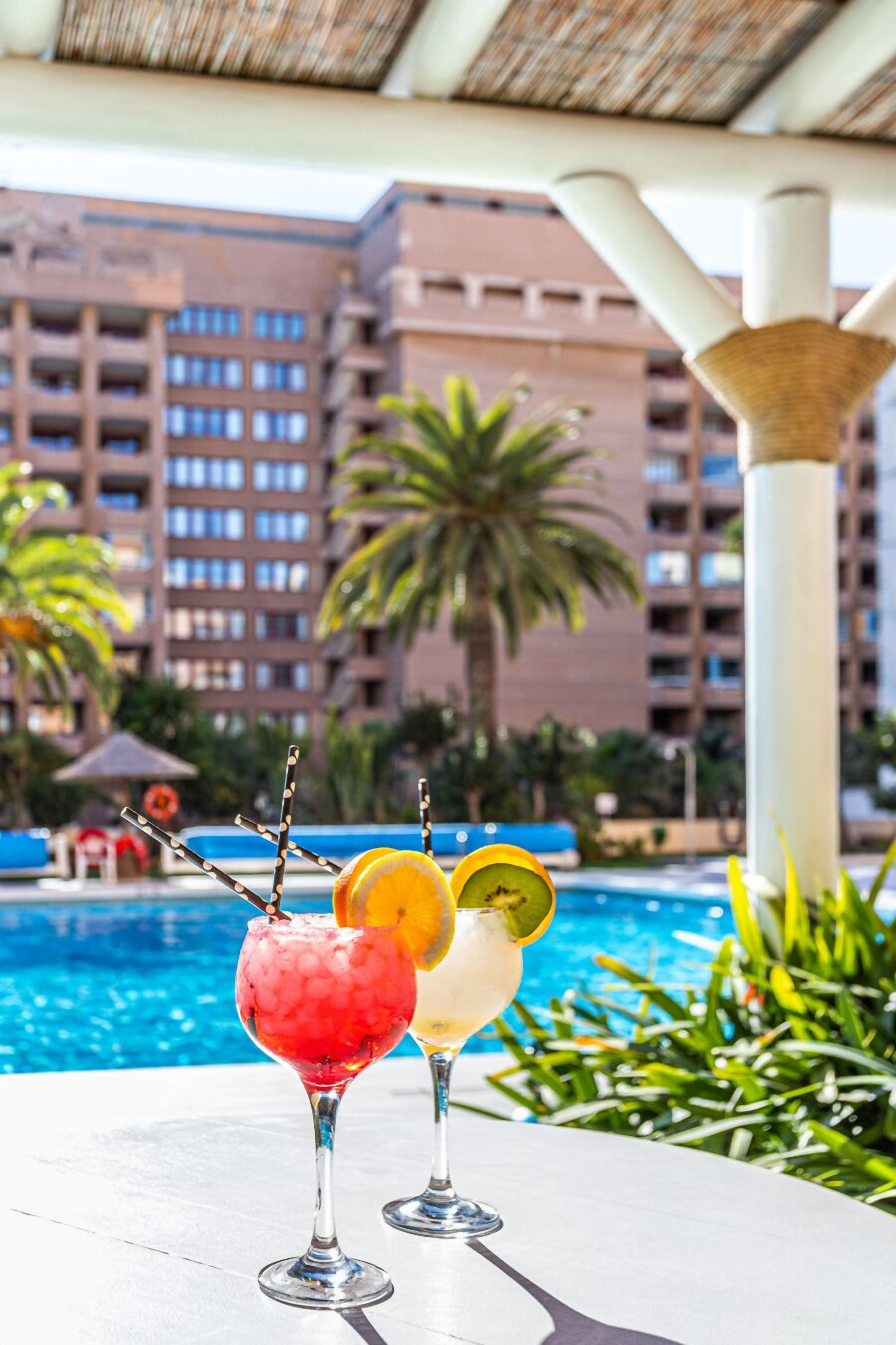Bar en milieu de piscine