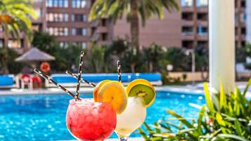 Bar en milieu de piscine