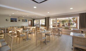 Café da manhã com buffet todos os dias (EUR 14 por pessoa) 