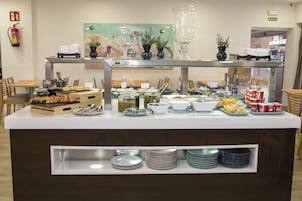 Petit déjeuner buffet servi tous les jours en supplément