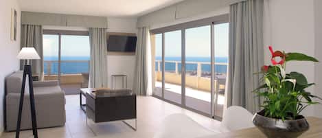 Suite, vista al mar | Área de sala de estar | Televisión de 42 pulgadas con canales vía satélite
