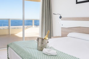 Suite, vista al mar | Caja de seguridad en la habitación y escritorio