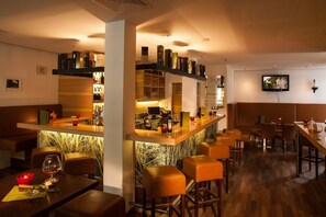 Bar (on property) - Alphotel (Innsbruck)