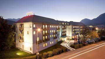 Fassade der Unterkunft – Abend/Nacht