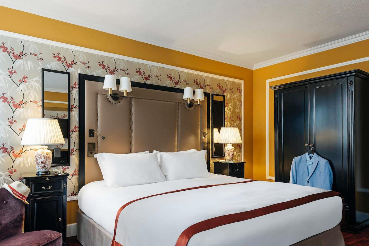 Minibar, caja de seguridad en la habitación y escritorio