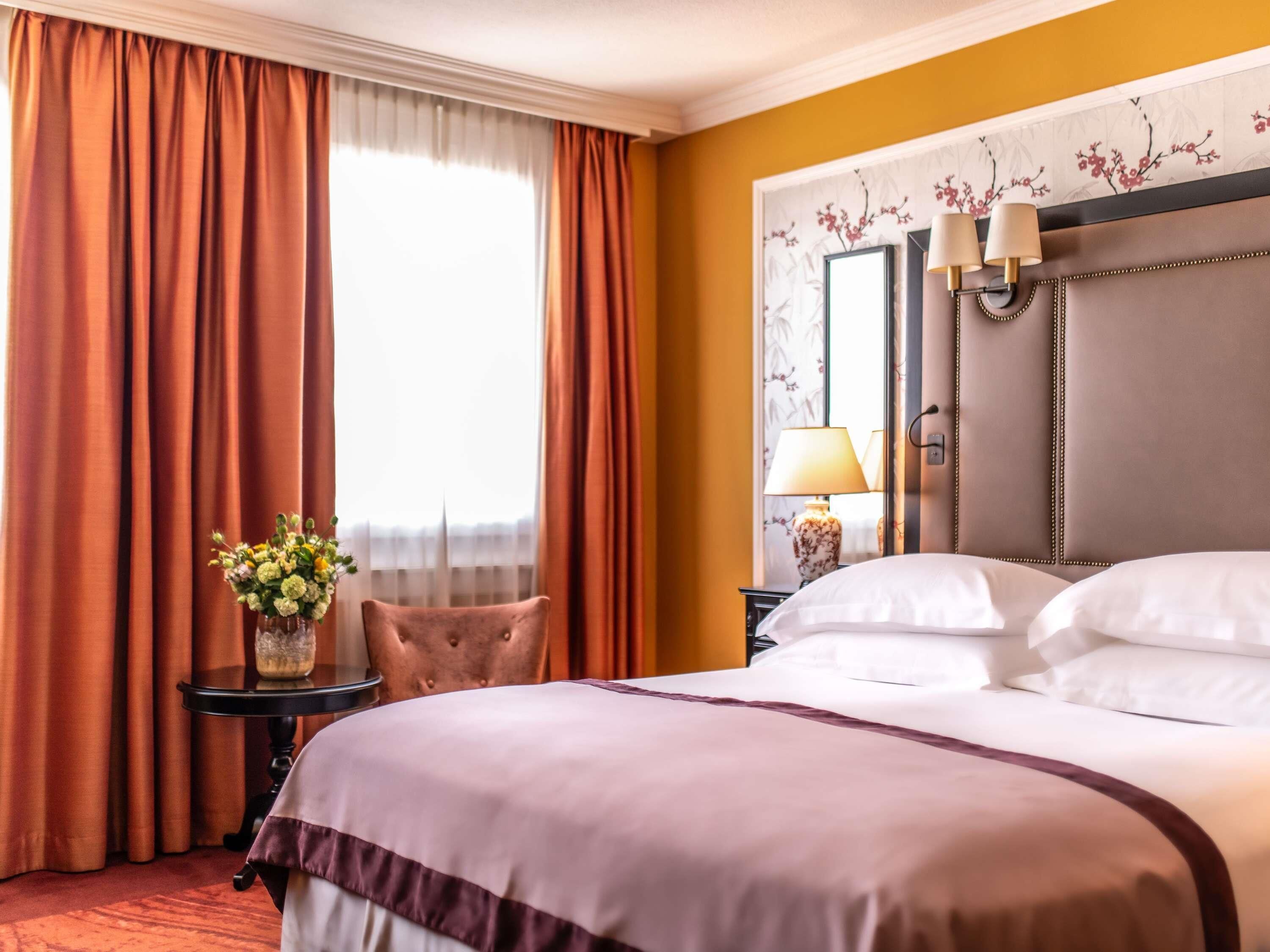 Minibar, caja de seguridad en la habitación y escritorio 