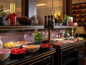 فطور كامل يوميًا بتكلفة قدرها (37 CHF للشخص)