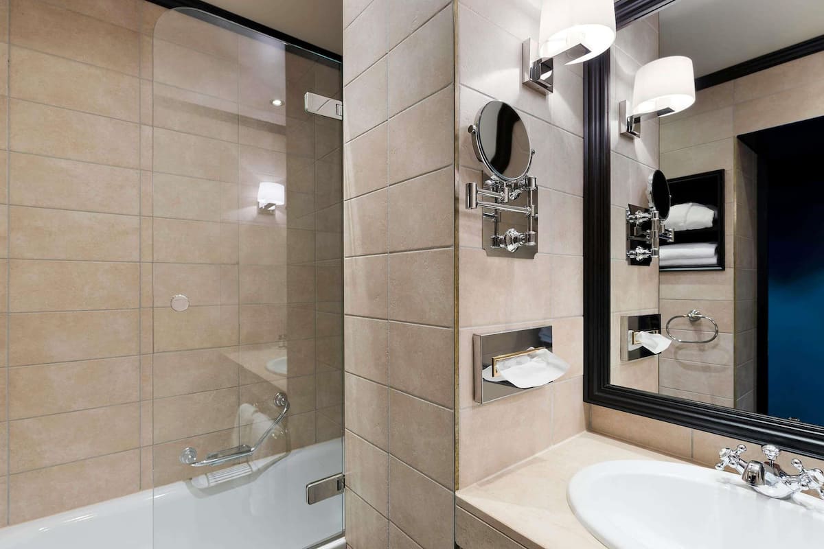 Minibar, coffres-forts dans les chambres, bureau