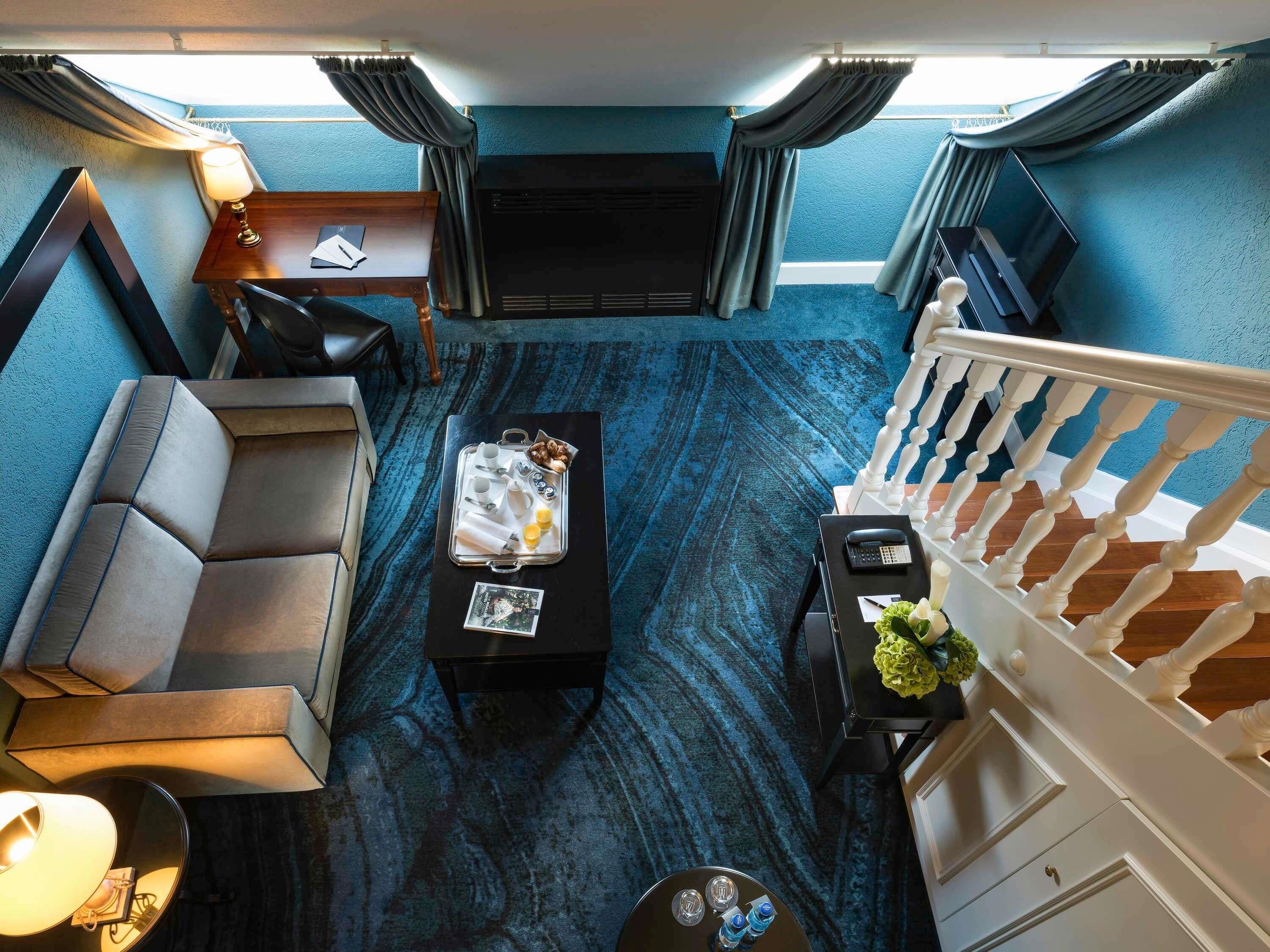 Minibar, caja de seguridad en la habitación y escritorio 