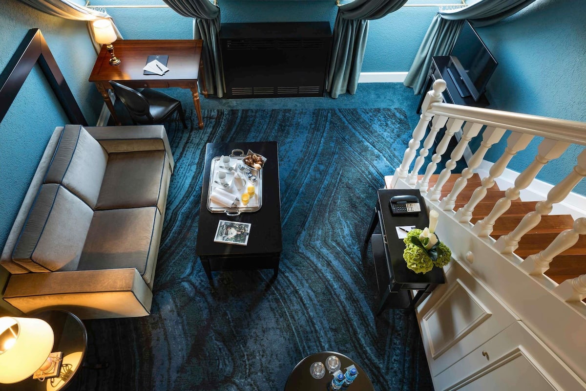 Minibar, caja de seguridad en la habitación y escritorio