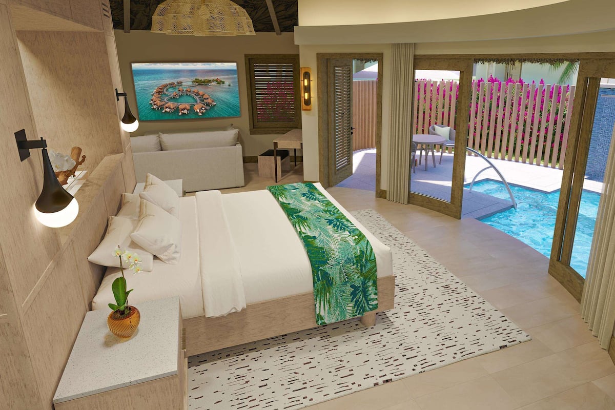 Une chambre avec un lit, une table de chevet, une plante en pot et une vue sur une piscine.