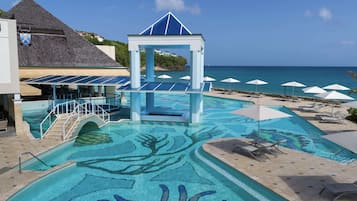 Honeymoon kamer, 1 slaapkamer, gedeeltelijk uitzicht op oceaan (Honeymoon Luxury Poolside) | Een kluis op de kamer, geluiddichte muren, een strijkplank/strijkijzer