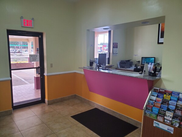 Reception - Relax Inn (Emporia)