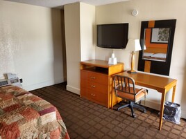 Quarto, 1 cama Queen, para fumantes | Escrivaninha, Wi-Fi de cortesia, roupa de cama