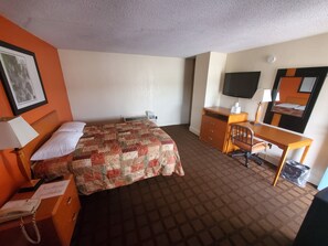 Room, 1 Queen Bed, Smoking | Desk, free WiFi, bed sheets - Relax Inn (Emporia)