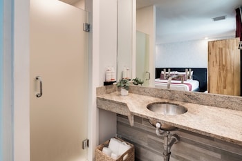Junior Suite King | Bathroom | Shower, designer toiletries, hair dryer, towels at Catalina Hotel & Beach Club