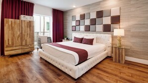 Une chambre moderne avec un grand lit, une armoire en bois et un panneau décoratif mural.