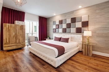 Junior Suite King Juliette Balcony | Egyptian cotton sheets, premium bedding, memory foam beds, minibar at Catalina Hotel & Beach Club