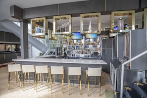 3 bares, bar junto a la piscina