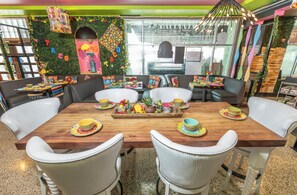 2 restaurants servant le petit déjeuner, le déjeuner et le dîner