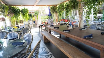 2 restaurants, breakfast, lunch, dinner served; American cuisine