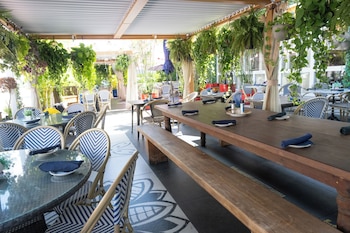 2 restaurants; breakfast, lunch, dinner, and brunch served at Catalina Hotel & Beach Club