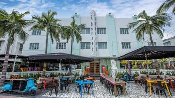 2 restaurants, breakfast, lunch, dinner served; American cuisine