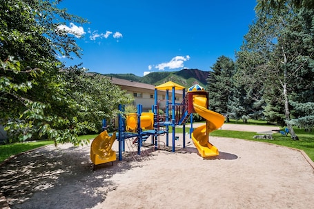 Área de juegos infantiles al aire libre