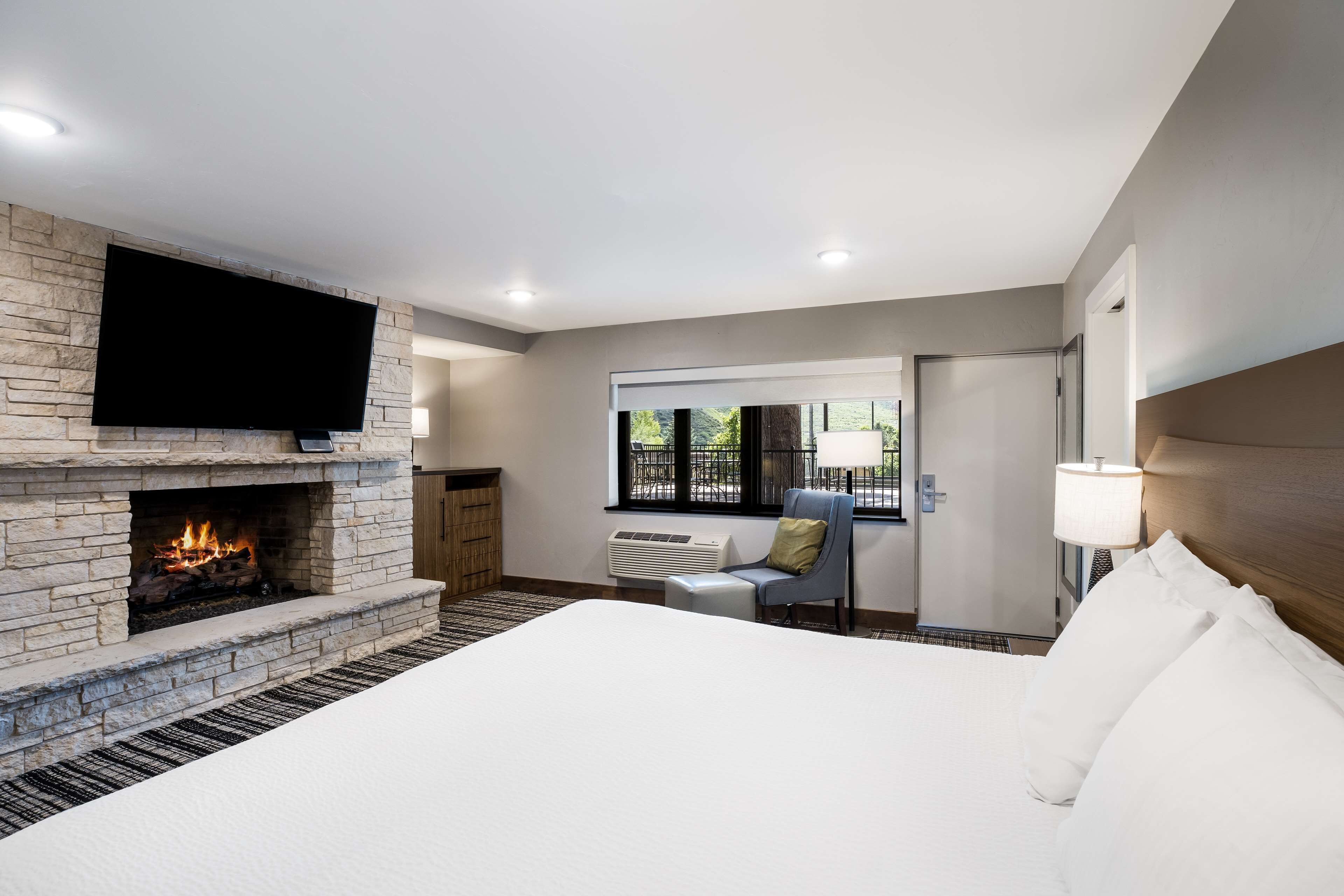 suite, 1 king bed, non smoking, fireplace | 1 bedroom, desk, iron/ironing board, wifi