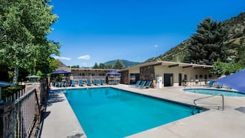 Utomhuspool och solstolar