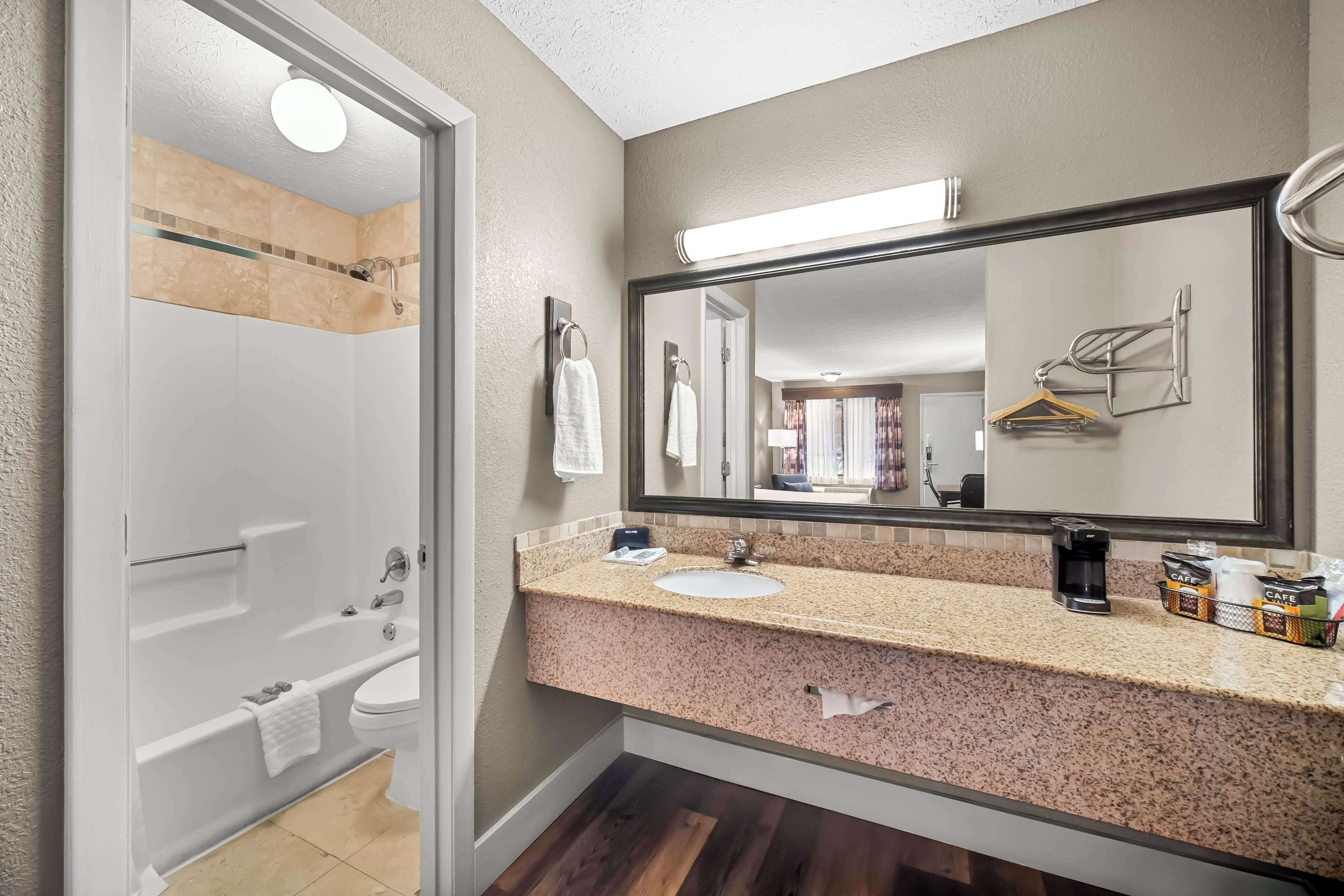 Standard Room, 1 King Bed, Non Smoking | Bathroom