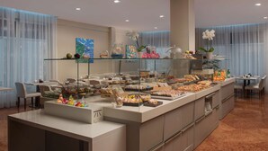 Een buffet met diverse gerechten en een glazen vitrine.