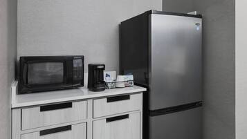 Peti sejuk mini, ketuhar gelombang mikro, pembancuh kopi/teh