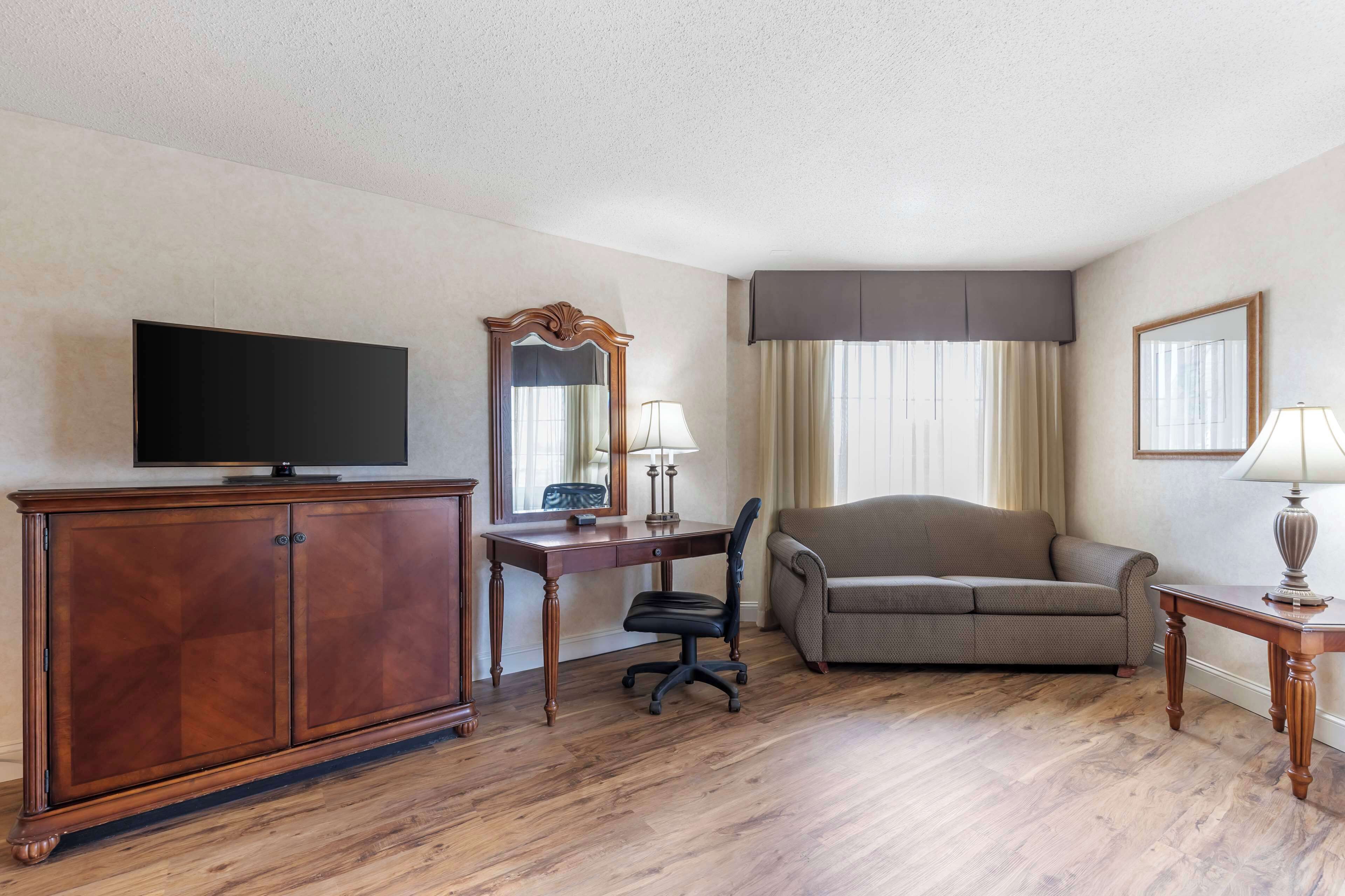 business suite, 1 king bed, non smoking, jetted tub | 1 bedroom, premium bedding, pillow-top beds, in-room safe