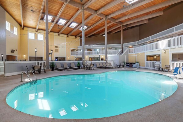 Piscina interna, funciona das 8h às 22h, espreguiçadeiras