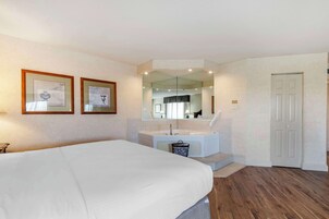 Business Suite, 1 King Bed, Non Smoking, Jetted Tub | Premium bedding, pillowtop beds, in-room safe, desk