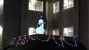 A building with a snowman decoration and colorful lights on the roof. - Howard Johnson by Wyndham Salinas (Salinas)