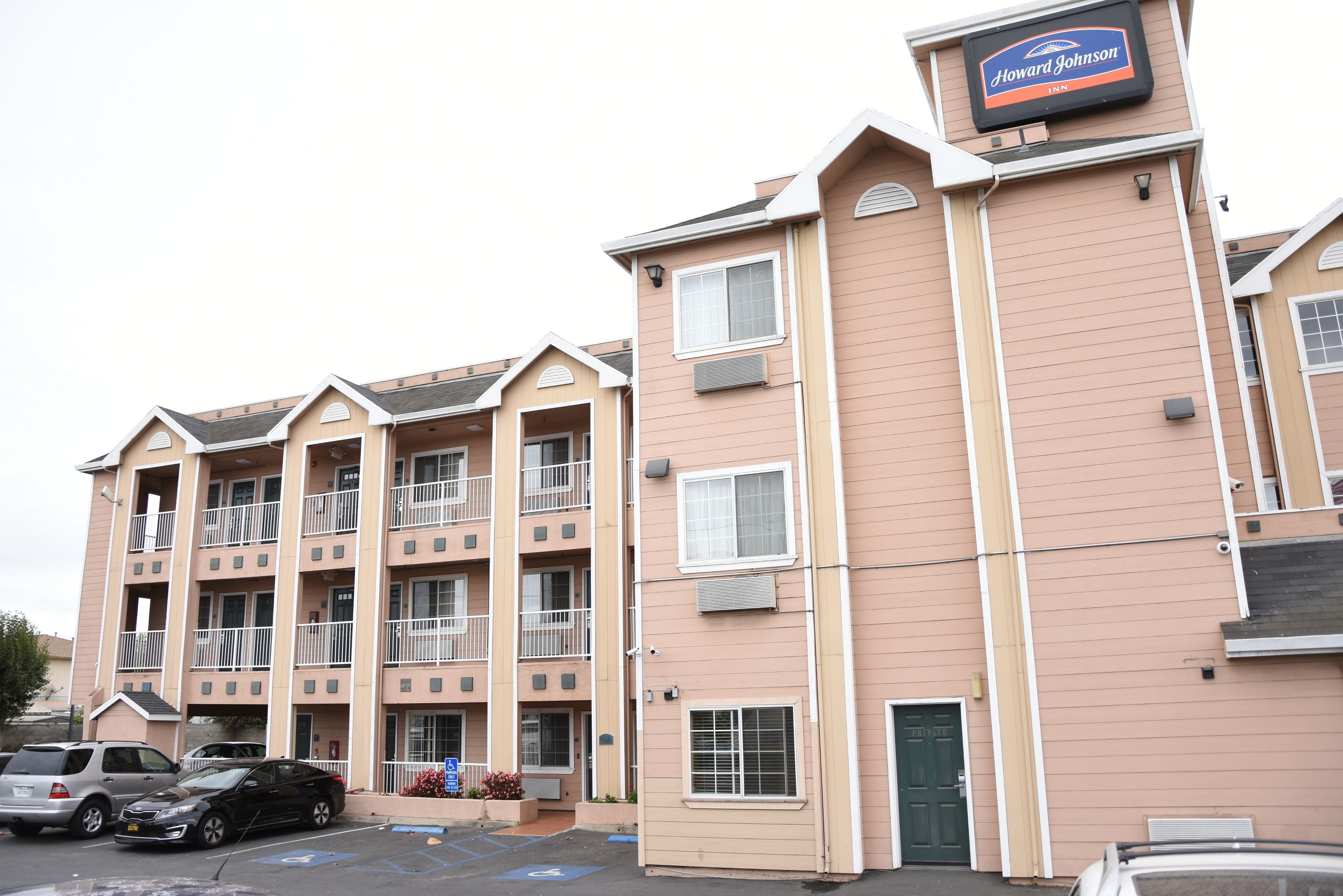A multi-story hotel with a sign for 'Howard Johnson Inn'.
