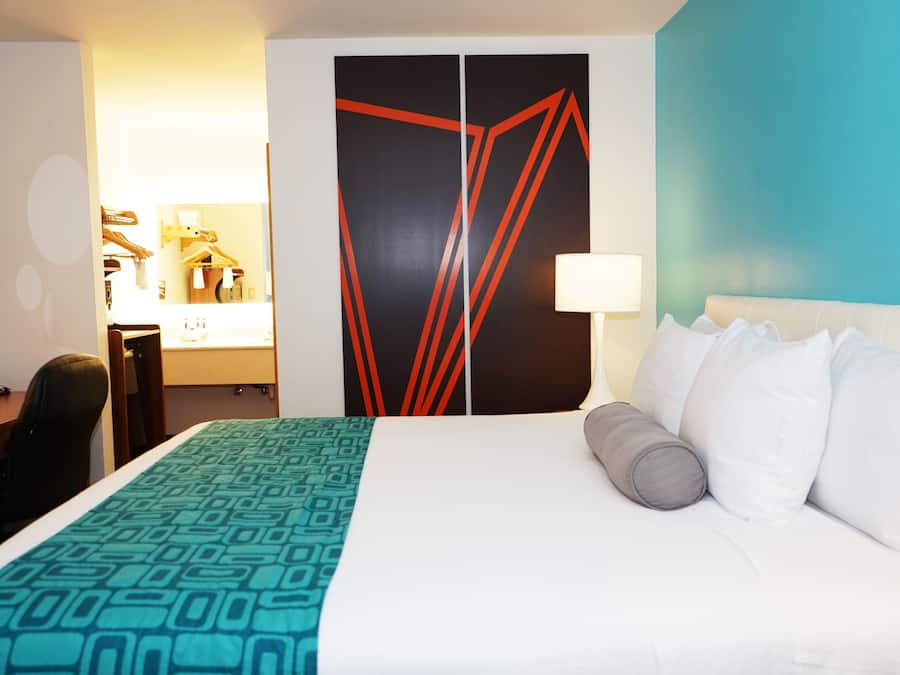 Rom – standard, 1 kingsize-seng | Skrivebord, skrivebord for bærbar PC og strykejern/-brett