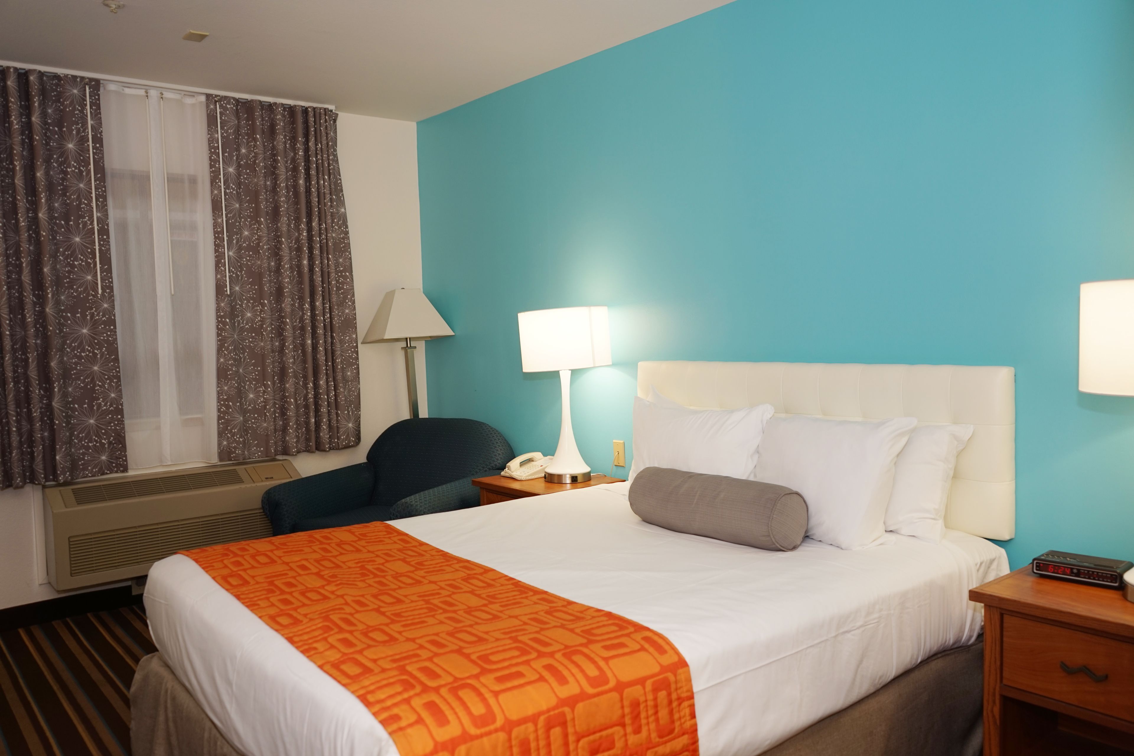 標準客房, 1 張加大雙人床, 無障礙 | 書桌、筆電工作空間、熨斗/熨衣板、免費搖籃/嬰兒床